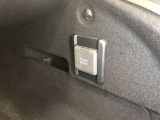 アクセサリーコンセント(AC100V・1500W)です。ラゲージルーム右側に1個設置されています。非常時給電システム付きです。機能の詳細は展示店舗までお尋ねください。