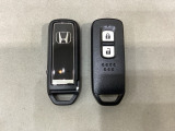 スマートキーを装備しています。鍵を差し込むことなくドアロックの開け閉めと、スタートボタン操作でのエンジンスタートができます。スペアキーも同じものを用意しております。