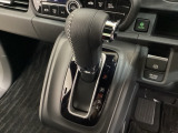 CVT車のセレクトレバーです。低速から高速まで、変速ショックのないスムーズな走りと、エンジン効率のよい領域を維持して燃費にも貢献します。サイドブレーキはスイッチ操作の電子制御パーキングブレーキです。
