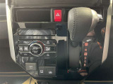 操作しやすいATシフトです♪シフトチェンジを気にしなくていいので運転だけに集中できますね!自然と手に届くところにある、手になじむ形状のシフトノブがいいですね♪