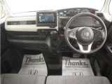 運転にかかわる様々な操作を安全に行えるように視点移動が少なく、操作性に配慮されたスイッチ類が凝縮されたコクピットです。