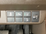 ハンドルの右側にはヘットライトリベライザーとHondaセンシング用のメインスイッチがついています。ヘッドライトリベライザーは道路状況や積荷の加重に応じてライトの高さを調節できます。