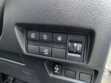 両側電動ハンズフリースライドドア開閉スイッチ。足だけでも開閉可能。操作は簡単。インテリジェントキーをバックやポケットに入れたまま、スライドドアの下に足先をスッと入れて、サッと引くだけです。