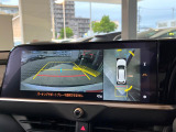 【パノラミックビューモニター】専用のカメラにより、上から見下ろしたような視点で360度クルマの周囲を確認することができます☆死角部分も確認しやすく、狭い場所での切り返しや駐車もスムーズに行えます。