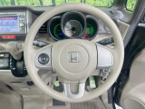 インテリアに合わせたデザインのステアリングは、運転される方のことも考え、運転しやすい形状、大きさです。是非一度、実際に触ってお確かめください。