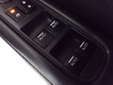 運転席から全ての窓の開閉ができます。ウィンドウロック機能はお子様のいたずら防止に有効です。