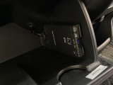 グローブBOX内のカードの取り出しもしやすい場所にETCがついています。高速道路の料金所の通過もラクラクです!。