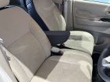 運転席、助手席です。座面も広くゆったりと座れてアームレストも付いているので重宝します。