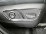 運転席電動シートは、シートポジションを細かく調整できるので長時間の運転もリラックスできますね。
