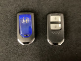 スマートキーを装備しています。鍵を差し込むことなくドアロックの開け閉めと、スタートボタン操作でのエンジンスタートができます。スペアキーも同じものを用意しております。