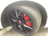 265/30R19インチ。黒のアルミに赤のブレーキキャリパーが足回りを演出しております。