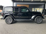 【ホイールアーチ】台形ホイールアーチはJeep伝統のデザインです。採用している理由は諸説ありますが、オフロードを走行する際にタイヤとボディが干渉しあわないよう配慮した作りにするためとなります。