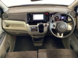 車内は光触媒抗菌消臭施工済です。インパネ周りはスタイリッシュなデザインです。グローブボックスやカップホルダーのほかにトレーなどたくさんの収納スペースが付いています。