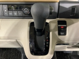 自然に手が届く距離に配置されたシフトレバー。