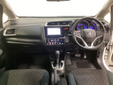 車内は光触媒抗菌消臭施工済です。インパネ周りはスタイリッシュなデザインです。グローブボックスやカップホルダーのほかにトレーなどたくさんの収納スペースが付いています。