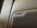 【MERIDIANサラウンドサウンドシステム】英国の高級オーディオブランド「MERIDIAN」のサラウンドサウンドシステムです。スピーカーの数が12個から18個まで増えており、より上質な室内空間を演出してくれます。