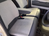 フロントシートです!!ベンチシートなので座席の移動もスムーズに出来ます!!足元も広く運転も楽ですよ!!