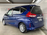 コンビネーションランプを高い位置に配置、後続車に見やすいデザインで安全にも配慮。