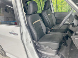 運転席まわりには十分なスペースがあり、大柄な方でもゆったり運転していただける環境です。