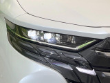 【LEDヘッドライト】悪天候や夜間走行時も良好な視界を確保し安心して運転できる高輝度LEDヘッドライトを装備!点灯速度が早く、消費電力も抑えられています。