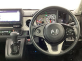【ハンドル】運転にかかわる様々な操作を安全に行えるように視点移動が少なく操作性に配慮されたスイッチ類が凝縮されたコックピットです。
