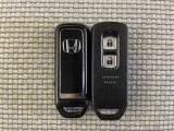 スマートキーを装備しています。鍵を差し込むことなくドアロックの開け閉めと、スタートボタン操作でのエンジンスタートができます。スペアキーも同じものを用意しております。