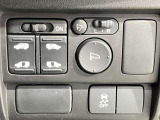 運転席側から両側スライドドアの開閉ができます