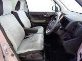フロントシートはベンチシートで運転席と助手席の移動が楽々です。シートの高さも調整でき真ん中にはアームレストも装備されています!