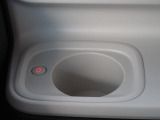 ホッとカップホルダーが運転席・助手席にあります。ホットドリンクをちょうど良い温度でキープしてくれる保温機能付で嬉しいです。