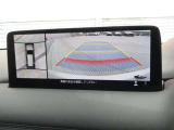 車両の前後左右にある4つのカメラを合成することで、まるでご自身のクルマを空から見ているような俯瞰での映像を映し出してくれます。バック時ももちろんのこと、前進時に視界の悪い交差点でも役に立ちますね。