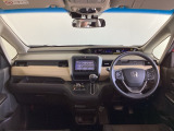 運転席は、大きな座面と包み込むような背もたれがドライバーの身体全体をしっかり支えます。上質なシート素材と座り心地のよいクッションを採用し、長時間の運転やコーナーの多い道も快適です