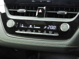 オートエアコンを装備しておりますので、四季を通じて車内を快適な温度に保つことが出来ます!高級感が有りますね!