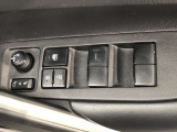 パワーウィンドのスイッチです。運転席に座りながら、助手席や後席の窓を開け閉めできるので大変便利ですよ。