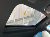 【サンルーフ】開放感たっぷりの希少装備、サンルーフが装着されています!車内に明かりを取り入れたり景色を楽しむ以外にも、車内の空気も簡単に換気できて快適です!