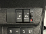 【リア両側パワースライドドア】リモコンなどで自動開閉。Hondaスマートキーを携帯していれば、軽い力で解錠とドアオープンが行えます。半ドア状態まで閉めると、自動的に全閉する機能付き。