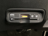 ハンドルの左下にETCがついています。高速道路の料金所の通過も楽々です!。 カードの取り出しもしやすい場所についています。