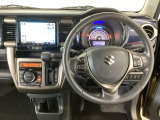 【ハンドル】運転にかかわる様々な操作を安全に行えるように視点移動が少なく操作性に配慮されたスイッチ類が凝縮されたコックピットです。