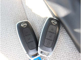 インテリジェントキー(運転席・助手席・バックドア感知、キー2個)はリクエストスイッチを指で押すだけで、前席ドアやリモコンオートスライドドアの自動開閉も可能です。