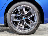 【BMWアロイホイル】軽量かつ強度に拘ったアロイホイル。走行性能ポテンシャルを引き出す設計。車の足元を引き締めてくれる大きなポイントはアロイホイルです。