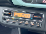 【オートエアコン】一度お好みの温度に設定すれば、車内の温度を検知し風量や温度を自動で調整。暑い&hellip;寒い&hellip;と何度もスイッチ操作をする必要はありません。快適な車内空間には必須の機能ですね♪