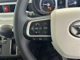 運転中、オーディオの操作をしてて、ハッとしたことはありませんか?ステアリングスイッチは、運転中でもハンドルでオーディオの操作が可能です。安全なドライブをサポートします。