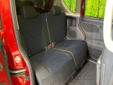 後部座席も気になるようなキズ・汚れやへたり等、大きなダメージはなく、良好な状態です。