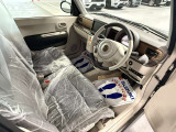 乗り込むと落ち着いた内装になっております。