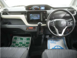 運転にかかわる様々な操作を安全に行えるように視点移動が少なく、操作性に配慮されたスイッチ類が凝縮されたコクピットです。