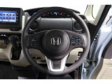 運転中もハンドルでの操作が可能です。特に高速道路等の目が離せない運転時には、便利さだけでなく、安全性も兼ね備えております。