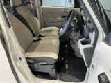 運転席、助手席です。座面も広くゆったりと座れてアームレストも付いているので重宝します。