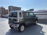 右斜め後ろからの特徴的なフォルム。ボックス型で車体全体を把握しやすく運転しやすそうですね♪