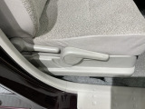 シートハイトアジャスターが付いているので運転姿勢を調整するのに便利ですね。身長に合ったシートポジションは安全運転や疲労軽減にもつながります。