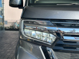 LEDヘッドライトは、点灯の瞬間から最大光量を発揮し、突然暗くなるトンネルなどでの安定感を高めます