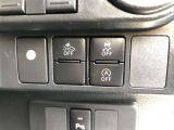 【スマートアシスト】 走行中に前方の車両等を認識し、衝突の可能性が有る時は警報音とブレーキで衝突回避と被害軽減をアシストしてくれます。安心してドライブをお楽しみいただけますね。